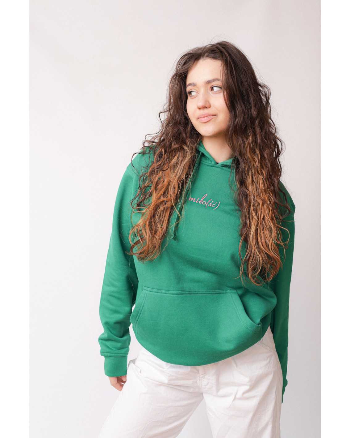 Original hoodie zielona z różowym haftem Miło(ść)